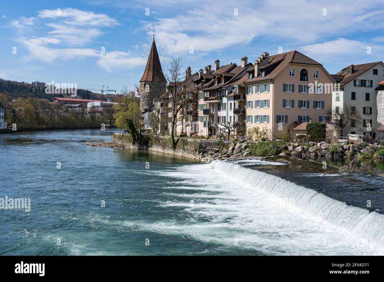 Bremgarten, piccola città del cantone di Argovia in Svizzera con Hexenturm in giornata di sole. Reuss fiume con torre medievale rotonda costruito 1415, chiamato strega Foto Stock