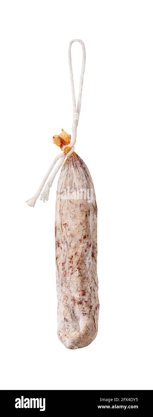 Salsiccia spagnola intera longaniza appesa su una corda bianca isolata su sfondo bianco. Salame tradizionale longanisa secca di carne di maiale e stagionina Foto Stock