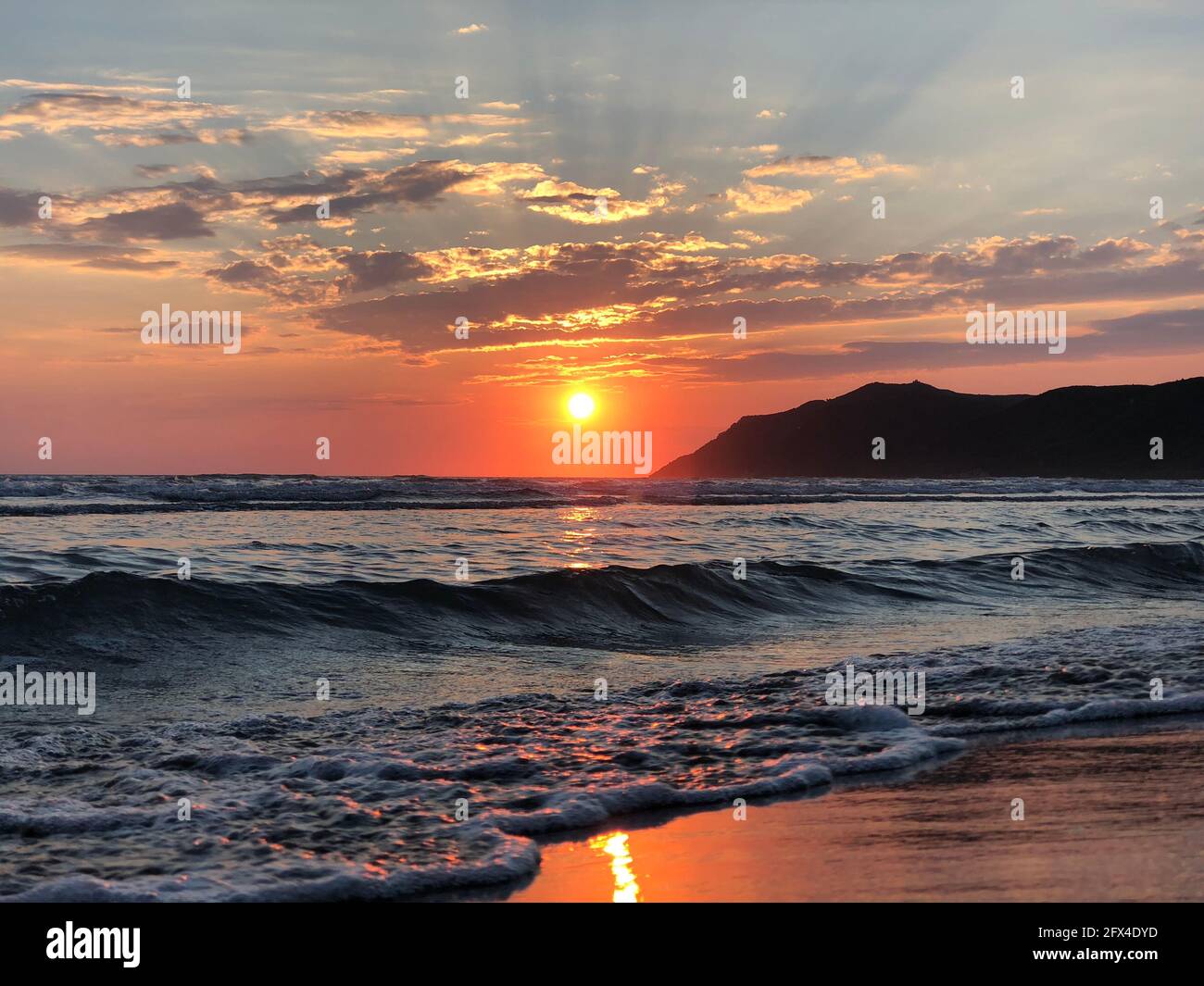 Tramonto sul Mare Adriatico a Durazzo in Albania. Vacanze estive. Foto Stock