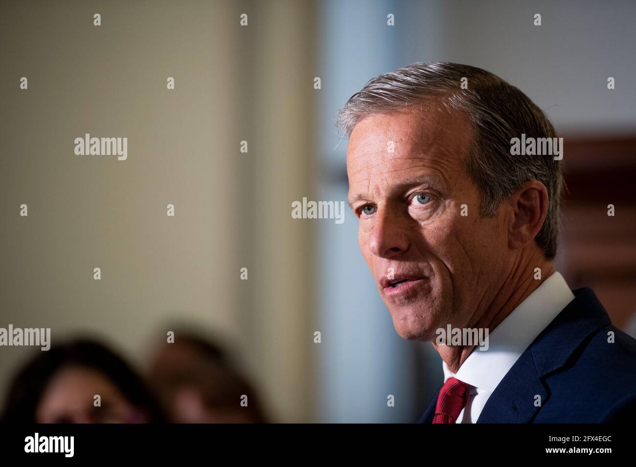 Washington, Stati Uniti d'America. 25 Maggio 2021. Il senatore degli Stati Uniti John Thune (Repubblicano del South Dakota) offre osservazioni in seguito al pranzo repubblicano del Senato nel palazzo degli uffici del Senato di Russell a Washington, DC, martedì 25 maggio 2021. Credit: Rod Lamkey/CNP/Sipa USA Credit: Sipa USA/Alamy Live News Foto Stock