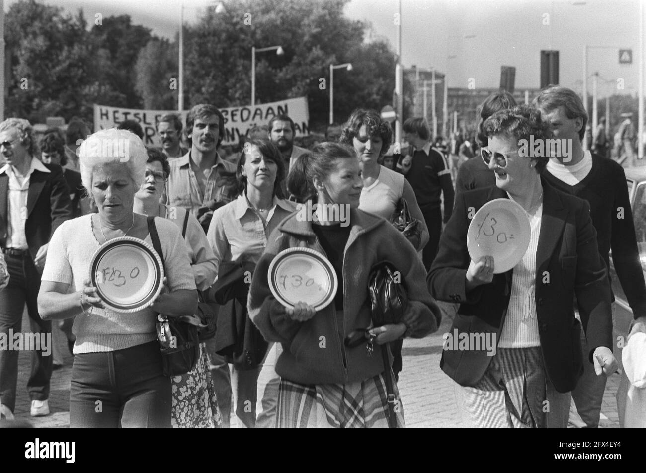 Manifestanti in rotta con bandiere, un gruppo di donne davanti, 4 settembre 1979, condizioni di lavoro, lavoratori portuali, Porti, bandiere, scioperi, donne, Paesi Bassi, foto agenzia stampa del xx secolo, notizie da ricordare, documentario, fotografia storica 1945-1990, storie visive, Storia umana del XX secolo, che cattura momenti nel tempo Foto Stock