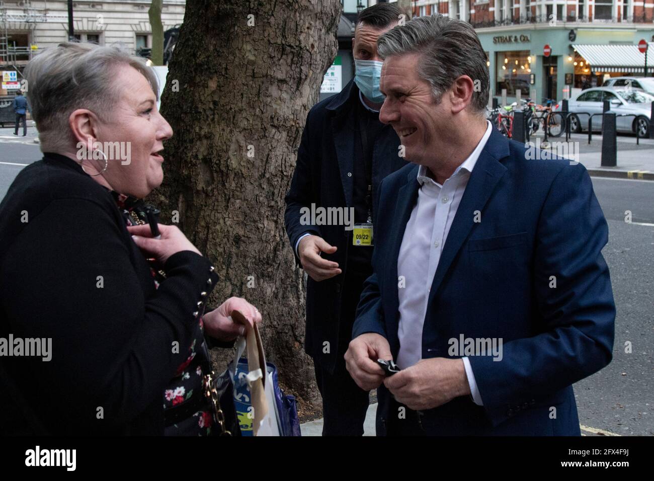 Londra, Regno Unito. 25 maggio 2021. Il leader dell'opposizione di Sir Keir Starmer arriva a comparire al Partito politico di Matt Ford al Garrick Theatre nel centro di Londra, Regno Unito. 25 Maggio 2021. Credit: Martin Evans/Alamy Live News Foto Stock