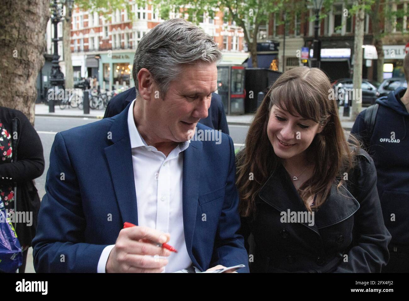 Londra, Regno Unito. 25 maggio 2021. Il leader dell'opposizione di Sir Keir Starmer arriva a comparire al Partito politico di Matt Ford al Garrick Theatre nel centro di Londra, Regno Unito. 25 Maggio 2021. Credit: Martin Evans/Alamy Live News Foto Stock