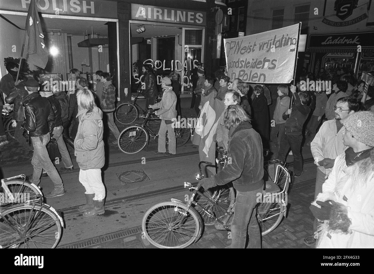 Manifestazione ad Amsterdam di centinaia di persone contro la legge marziale in Polonia, 13 dicembre 1981, manifestazioni, Paesi Bassi, foto agenzia stampa del xx secolo, notizie da ricordare, documentario, fotografia storica 1945-1990, storie visive, Storia umana del XX secolo, che cattura momenti nel tempo Foto Stock