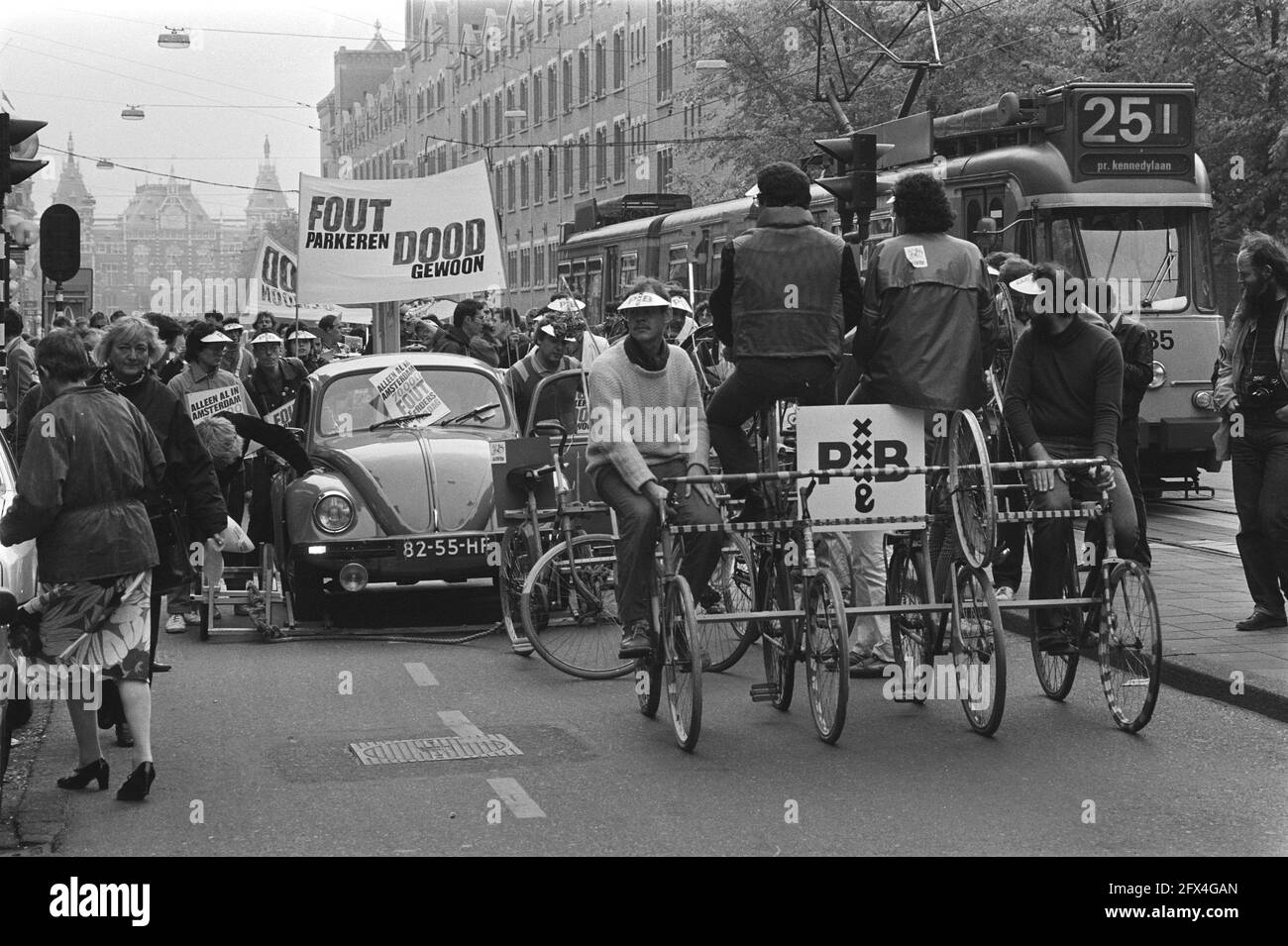 Dimostrazione ad Amsterdam da parte dei membri del gruppo d'azione Dienst parkeer Beheer (contro le auto parcheggiate erroneamente); con un estrattore di biciclette, un'auto parcheggiata erroneamente viene trainata, il 25 maggio 1984, gruppi d'azione, dimostrazioni, Paesi Bassi; foto agenzia stampa del xx secolo, notizie da ricordare, documentario, fotografia storica 1945-1990, storie visive, Storia umana del XX secolo, che cattura momenti nel tempo Foto Stock