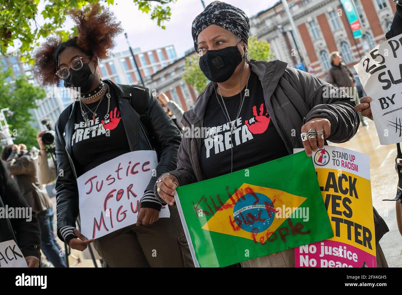 LLLONDON, INGHILTERRA, MAGGIO 25 2021, la gente partecipa alla dimostrazione di Stand Up to Racism su Windrush Square a Brixton per celebrare l'anniversario di un anno della morte di George Floyd, (Credit: Lucy North | MI News) Credit: MI News & Sport /Alamy Live News Foto Stock