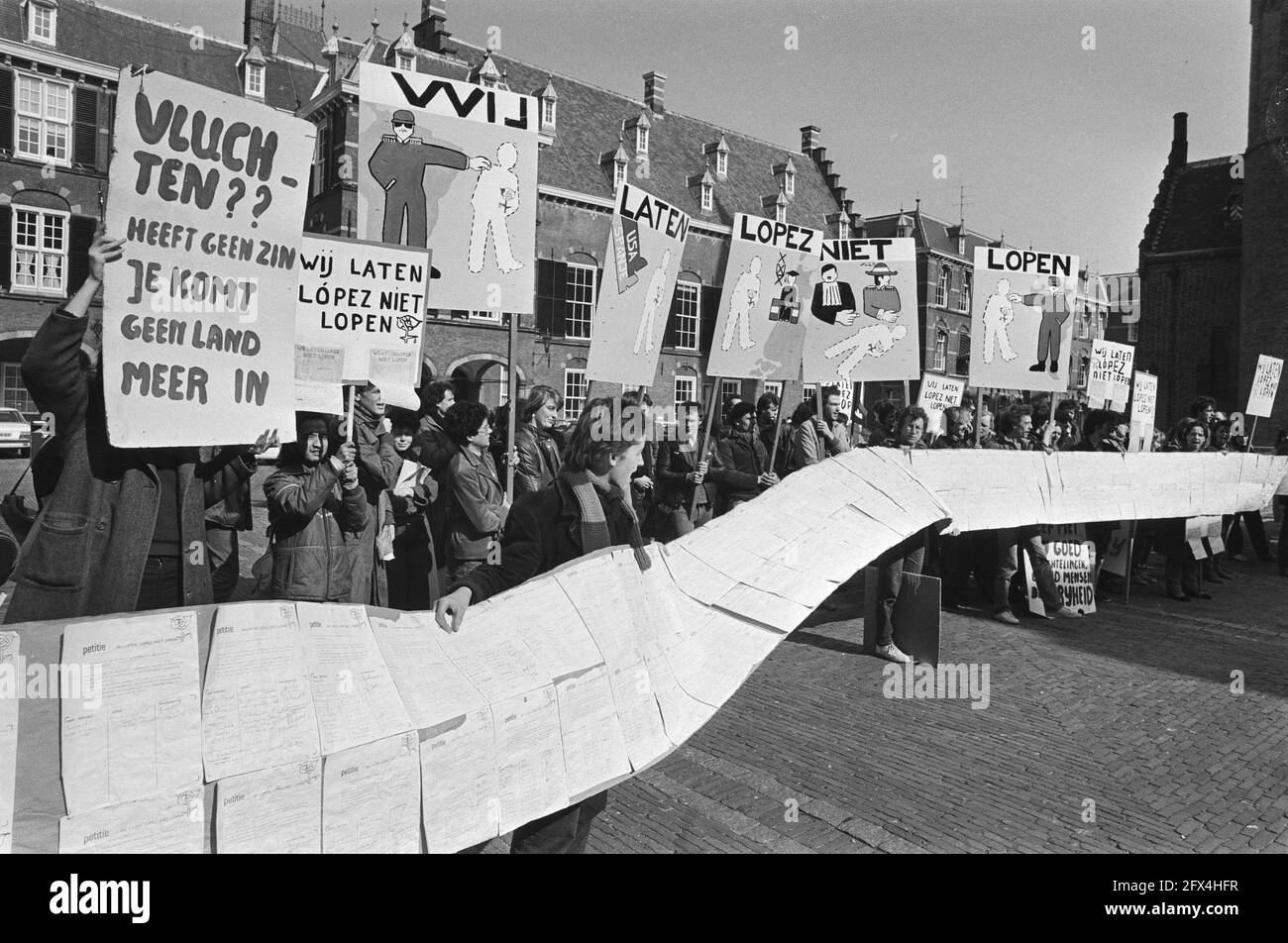 Manifestazione a Binnenhof contro l'espulsione del docente argentino Sebastian Lopez, associato al museo di storia dell'arte, 31 marzo 1982, dimostrazione, Paesi Bassi, foto agenzia stampa del xx secolo, notizie da ricordare, documentario, fotografia storica 1945-1990, storie visive, Storia umana del XX secolo, che cattura momenti nel tempo Foto Stock