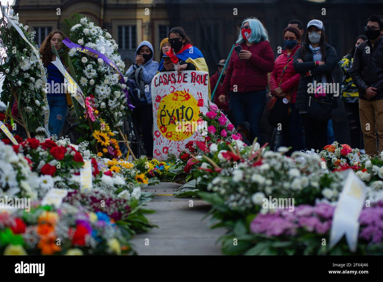 Diverse persone si riuniscono a Plaza de Bolivar di fronte al Campidoglio del Congresso a Bogotà, Colombia, per consegnare le corone funebri in memoria e onore alla o Foto Stock