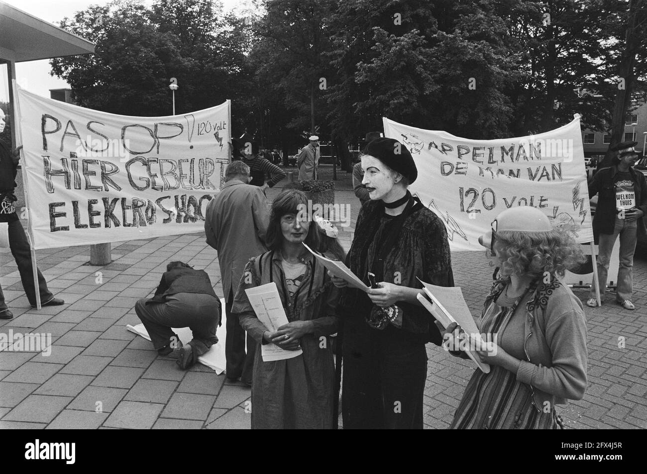 Dimostrazione contro elettroshock di fronte all'ospedale di Alkmaar, 28 giugno 1977, dimostrazioni, ospedali, I Paesi Bassi, foto agenzia stampa del XX secolo, notizie da ricordare, documentario, fotografia storica 1945-1990, storie visive, Storia umana del XX secolo, che cattura momenti nel tempo Foto Stock