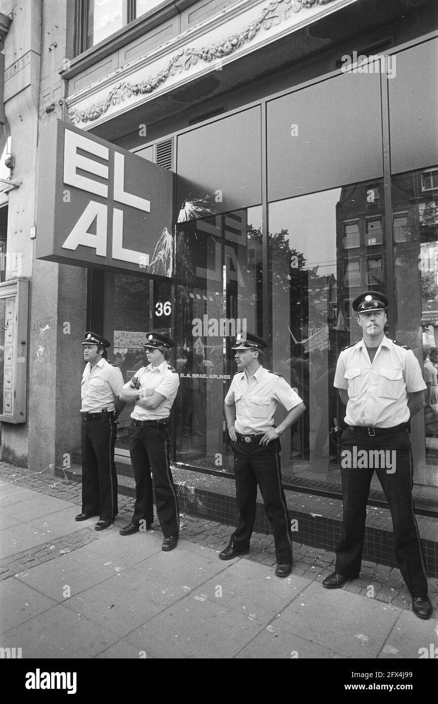 Manifestazione contro Israele a causa della guerra in Libano, ad Amsterdam; guardia di polizia presso l'ufficio El al sul Rokin, 17 luglio 1982, guardia di polizia, uffici, Paesi Bassi; foto agenzia stampa del xx secolo, notizie da ricordare, documentario, fotografia storica 1945-1990, storie visive, Storia umana del XX secolo, che cattura momenti nel tempo Foto Stock