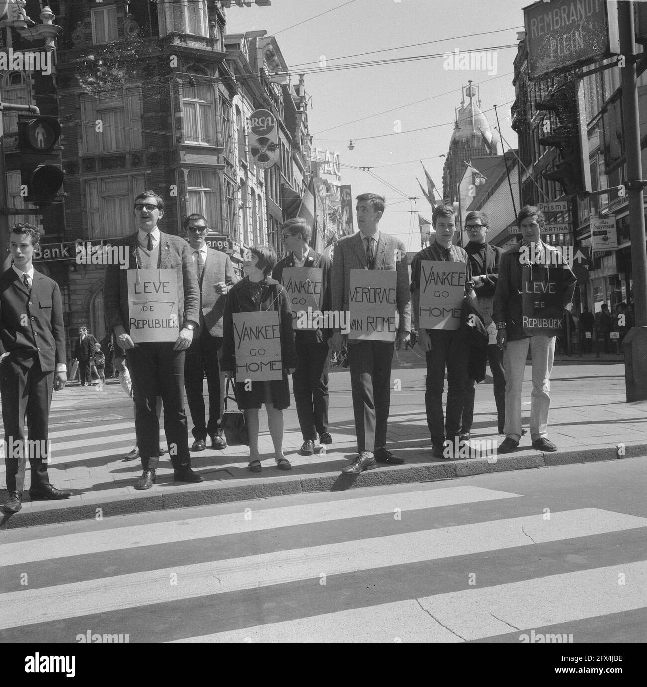 Manifestazione contro la monarchia, 30 aprile 1966, MONARCHIE, manifestazioni, I Paesi Bassi, foto agenzia stampa del XX secolo, notizie da ricordare, documentario, fotografia storica 1945-1990, storie visive, Storia umana del XX secolo, che cattura momenti nel tempo Foto Stock