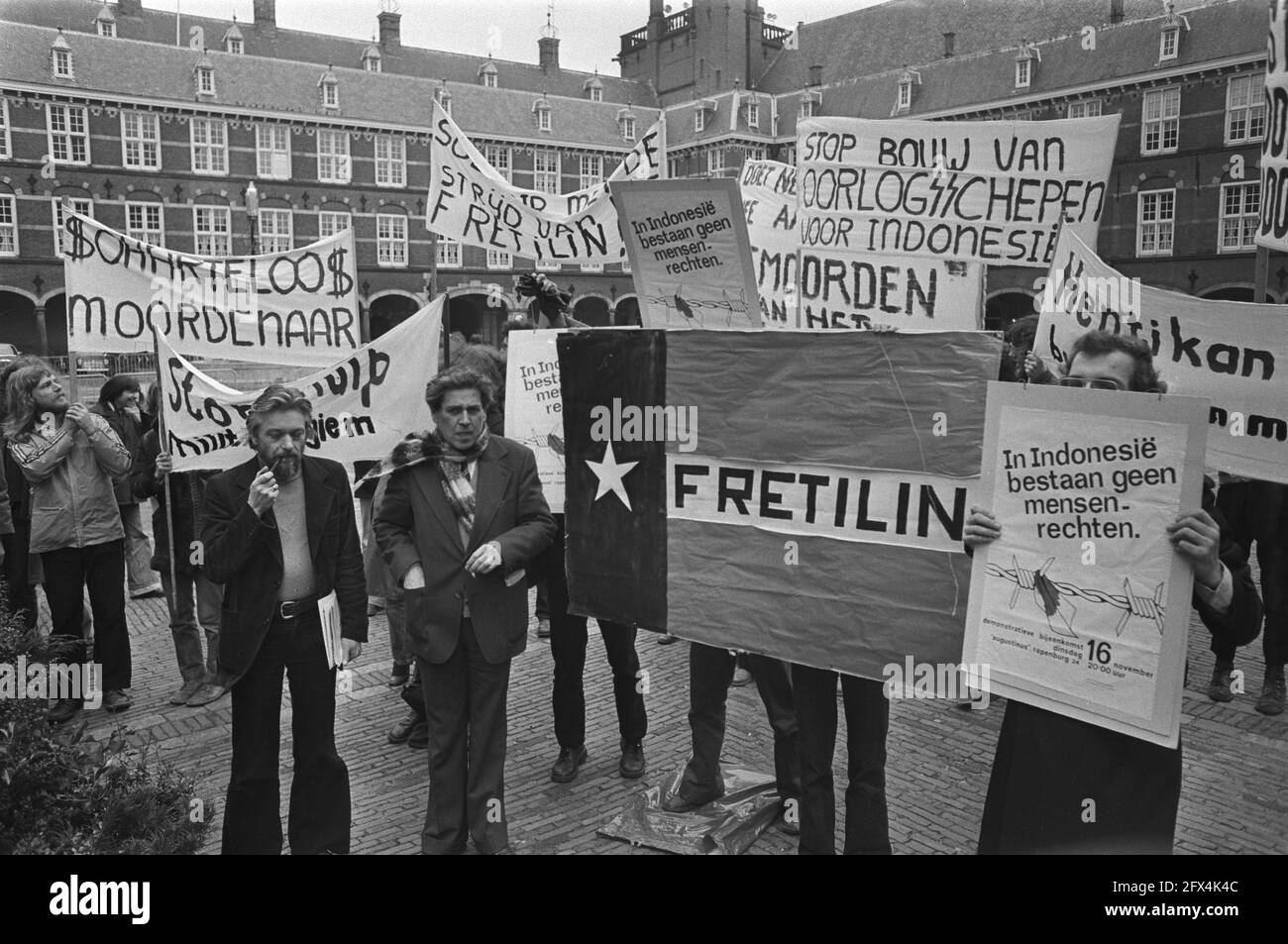 Dimostrazione del movimento di liberazione di Freilin con, tra gli altri, i membri PSP del parlamento Van der Lek e Van der Spek al Binnenhof, 3 marzo 1977, Freilin, movimenti di liberazione, manifestazioni, I Paesi Bassi, foto agenzia stampa del XX secolo, notizie da ricordare, documentario, fotografia storica 1945-1990, storie visive, Storia umana del XX secolo, che cattura momenti nel tempo Foto Stock