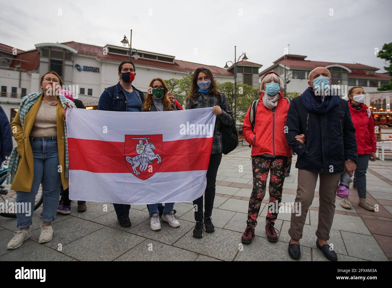 Sopot, Polonia. , . I bielorussi che vivono in Polonia e i loro sostenitori polacchi con bandiere bianche-rosse e slogan anti Lukashenko sono visti a Sopot, Polonia il 25 maggio 2021 persone si sono riunite per sostenere l'opposizione bielorussa e sono state arrestate a Minsk Roman Protasevich, ex redattore capo del telegramma di Nexta (Nehta) e canale di youtube che ha coperto le proteste bielorusse. (Foto di Vadim Pacajev/Sipa USA) Credit: Sipa USA/Alamy Live News Foto Stock