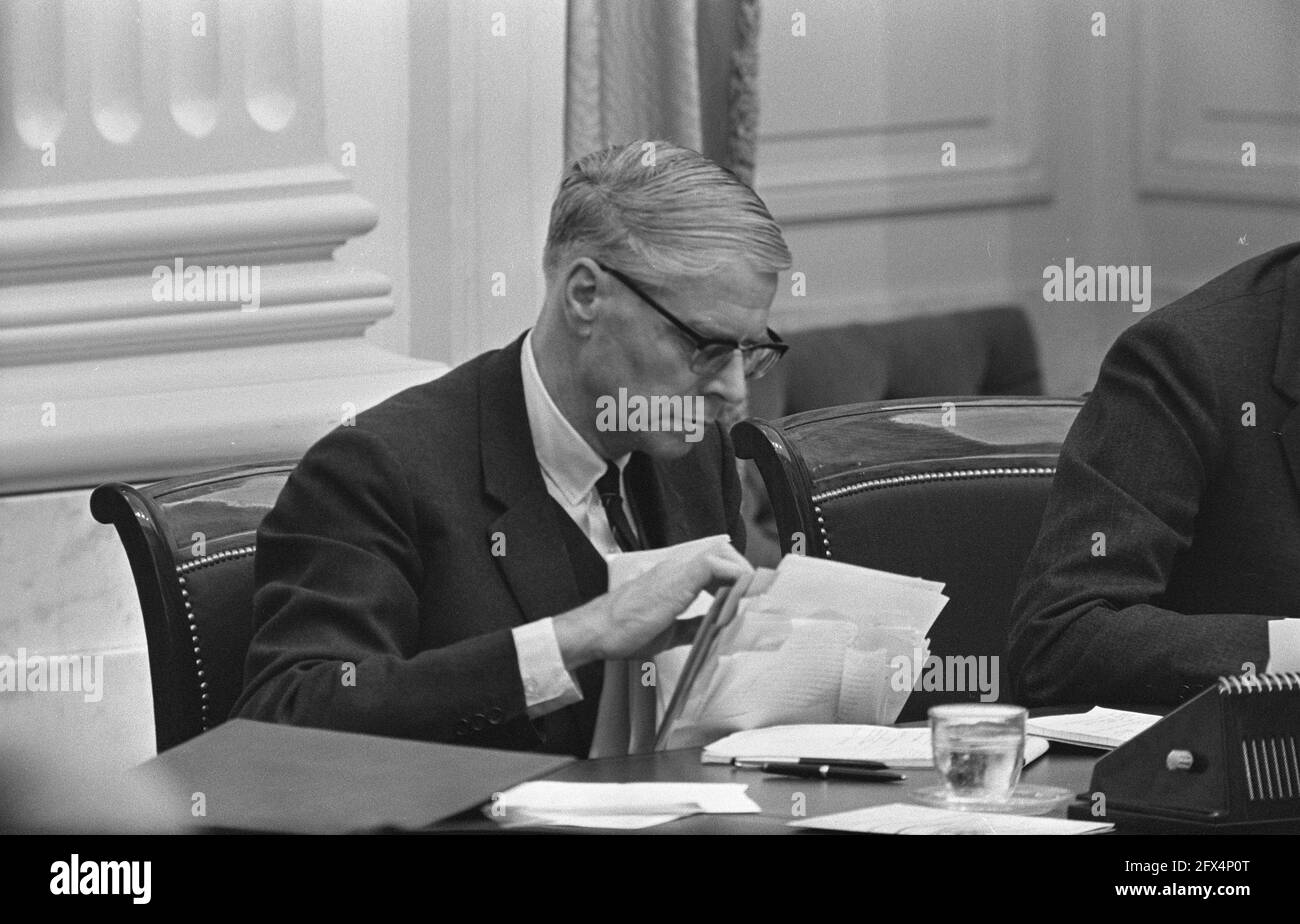 I prezzi dibattito in Camera dei rappresentanti n. 17, 18: ministro de Block, n. 19, 20: bez. Face. Dietro il tavolo del governo de Block changed over aantek., 9 aprile 1969, dibattiti, ministri, Paesi Bassi, foto agenzia stampa del xx secolo, notizie da ricordare, documentario, fotografia storica 1945-1990, storie visive, Storia umana del XX secolo, che cattura momenti nel tempo Foto Stock