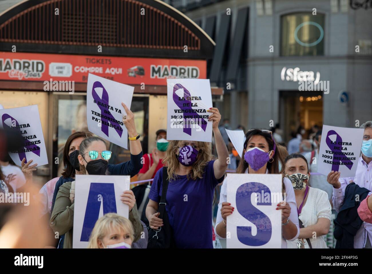 Madrid, Spagna. 25 Maggio 2021. I dimostranti tengono i cartelli durante la dimostrazione. Il forum di Madrid contro la violenza delle donne organizza un raduno a Puerta del Sol contro gli omicidi dei sesistenti. Il numero di donne assassinate a causa della violenza di genere in Spagna ammonta a 1,092 da quando il governo ha iniziato a tenere un bilancio nel 2003. (Foto di Guillermo Gutierrez/SOPA Images/Sipa USA) Credit: Sipa USA/Alamy Live News Foto Stock