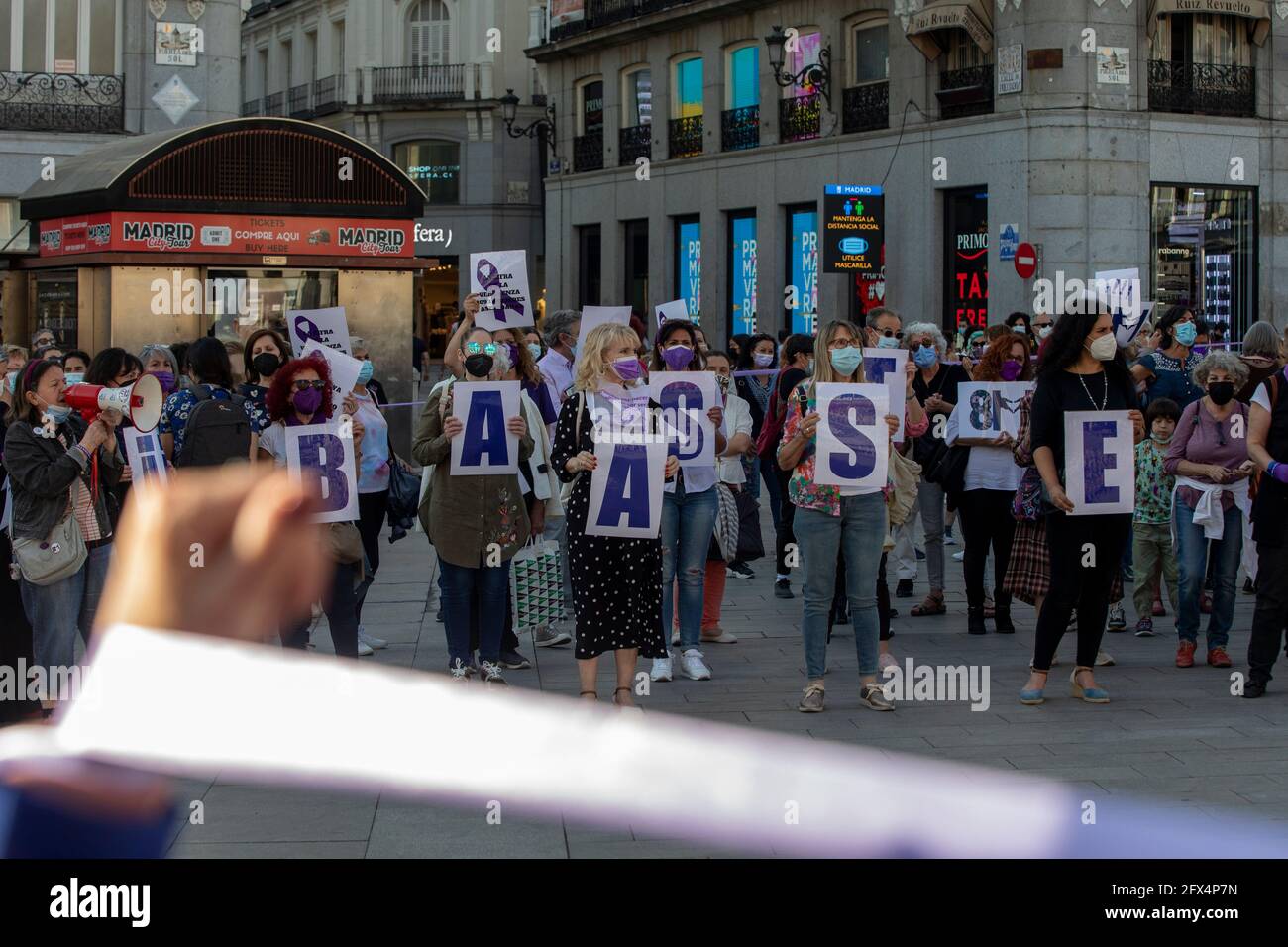 Madrid, Spagna. 25 Maggio 2021. I dimostranti tengono i cartelli durante la dimostrazione. Il forum di Madrid contro la violenza delle donne organizza un raduno a Puerta del Sol contro gli omicidi dei sesistenti. Il numero di donne assassinate a causa della violenza di genere in Spagna ammonta a 1,092 da quando il governo ha iniziato a tenere un bilancio nel 2003. (Foto di Guillermo Gutierrez/SOPA Images/Sipa USA) Credit: Sipa USA/Alamy Live News Foto Stock