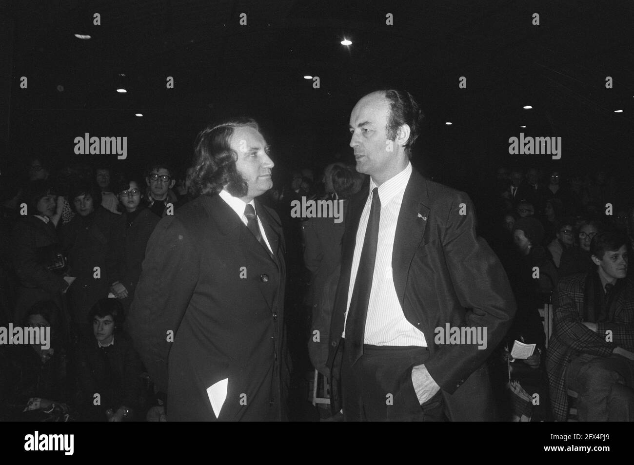 Solidarietà europea con Israele in RAI (Amsterdam); Aantjes (r) durante la manifestazione, 1° dicembre 1974, manifestazioni, solidarietà, Paesi Bassi; foto agenzia stampa del xx secolo, notizie da ricordare, documentario, fotografia storica 1945-1990, storie visive, Storia umana del XX secolo, che cattura momenti nel tempo Foto Stock