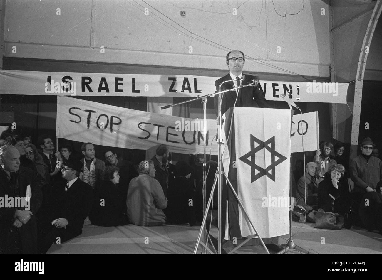 Solidarietà europea con Israele alla RAI di Amsterdam; Aantjes Speaking and banner, 1 dicembre 1974, SPANDOEKEN, solidarietà, I Paesi Bassi, foto agenzia stampa del XX secolo, notizie da ricordare, documentario, fotografia storica 1945-1990, storie visive, Storia umana del XX secolo, che cattura momenti nel tempo Foto Stock