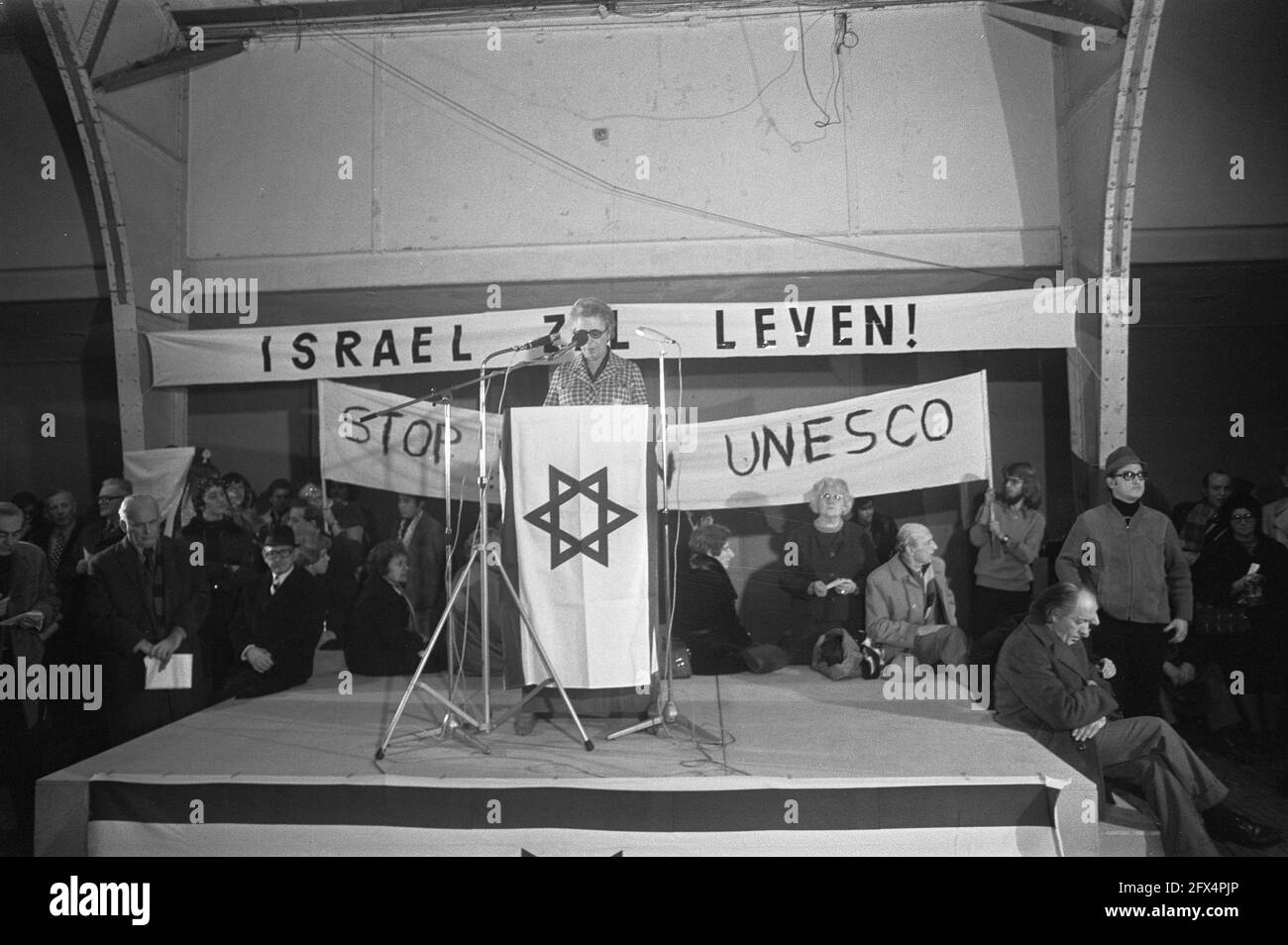 Solidarietà europea con Israele in Rai ad Amsterdam; Thomassen (ex sindaco di Rotterdam) durante la manifestazione, 1° dicembre 1974, sindaci, manifestazioni, solidarietà; I Paesi Bassi, foto agenzia stampa del XX secolo, notizie da ricordare, documentario, fotografia storica 1945-1990, storie visive, Storia umana del XX secolo, che cattura momenti nel tempo Foto Stock