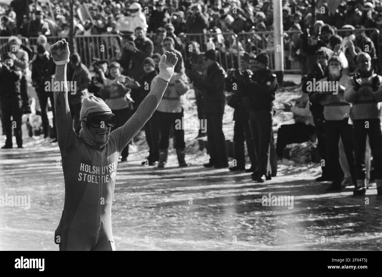 Evert van Bennhem attraversa il traguardo in modo giubilante, 26 febbraio 1986, ghiaccio, pattinaggio su ghiaccio, maratona, Pubblico, gare, inverno, Paesi Bassi, foto agenzia stampa del XX secolo, notizie da ricordare, documentario, fotografia storica 1945-1990, storie visive, Storia umana del XX secolo, che cattura momenti nel tempo Foto Stock