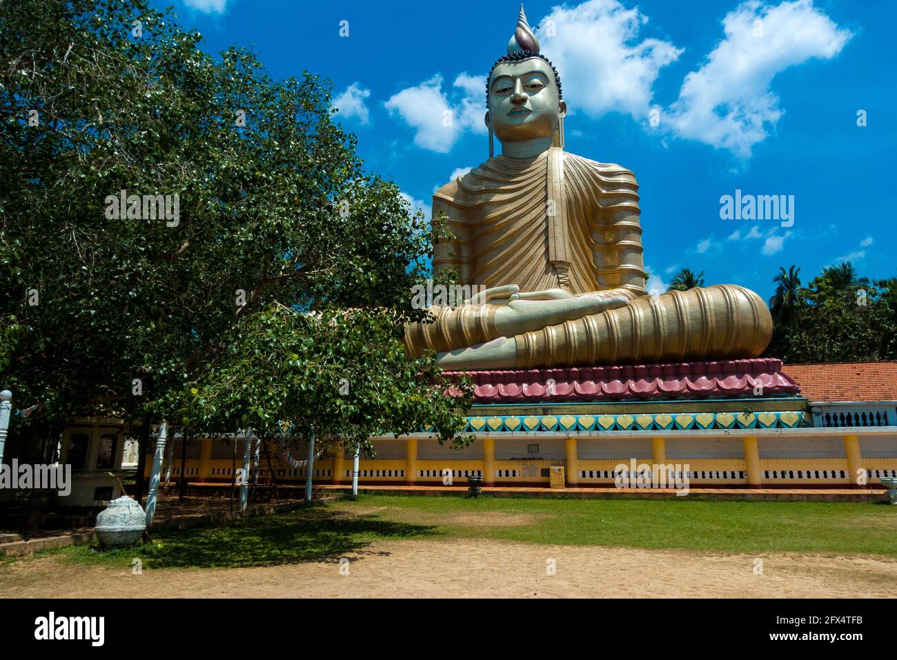 Dikwella, Tempio di Wewurukankala Vihara, Sri Lanka: Statua gigante di Buddha seduto Foto Stock