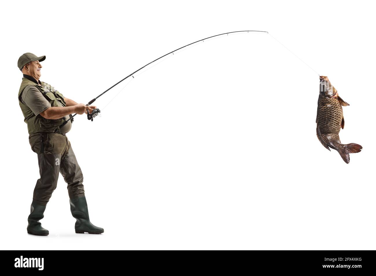 Foto di profilo di lunghezza completa di un pescatore maturo che cattura un pesce grande carpa con un palo da pesca isolato su bianco sfondo Foto Stock