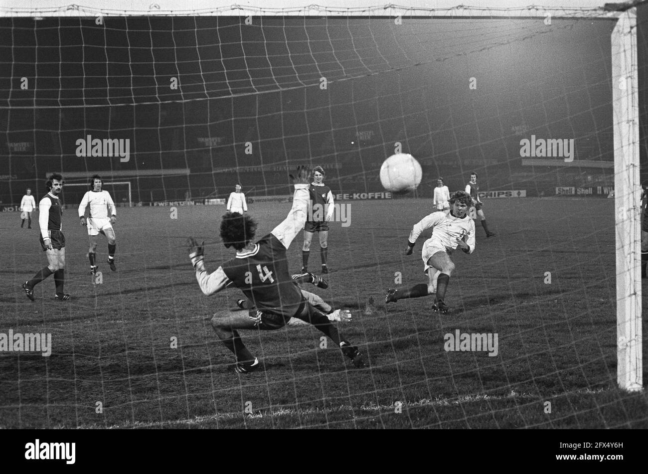 FC Amsterdam / FC Koln 2-3 ( Coppa UEFA ); Jansen segna il primo goal, 19 marzo 1975, sport, calcio, Paesi Bassi, foto agenzia stampa del xx secolo, notizie da ricordare, documentario, fotografia storica 1945-1990, storie visive, Storia umana del XX secolo, che cattura momenti nel tempo Foto Stock