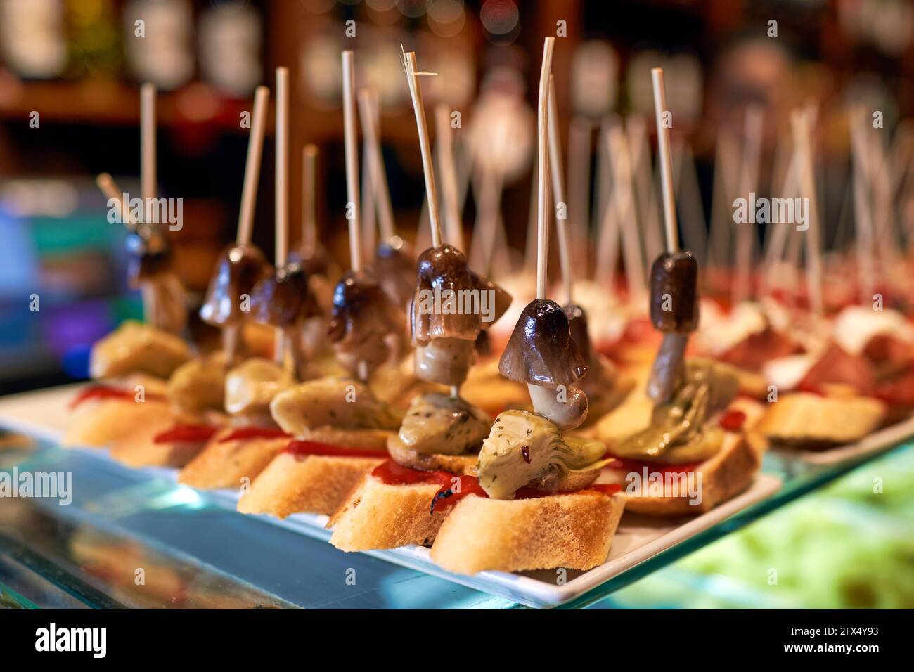 Barcellona. Catalogna. Spagna. Gustose tapas in un bar (antipasti, spuntini) Foto Stock