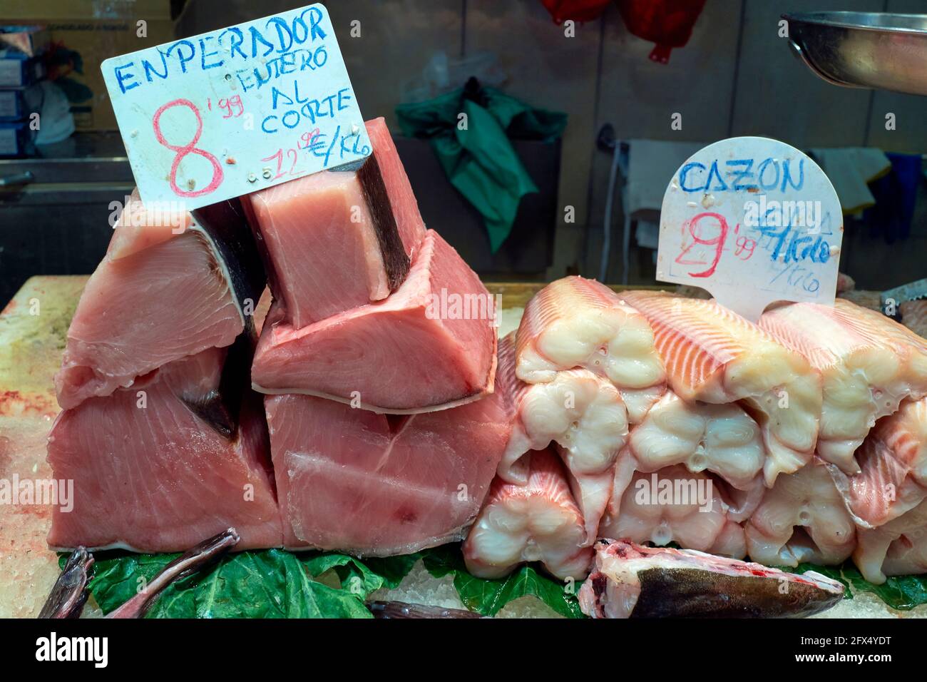 Barcellona. Catalogna. Spagna. Il Mercat de Sant Josep de la Boqueria. Fishmonger Foto Stock
