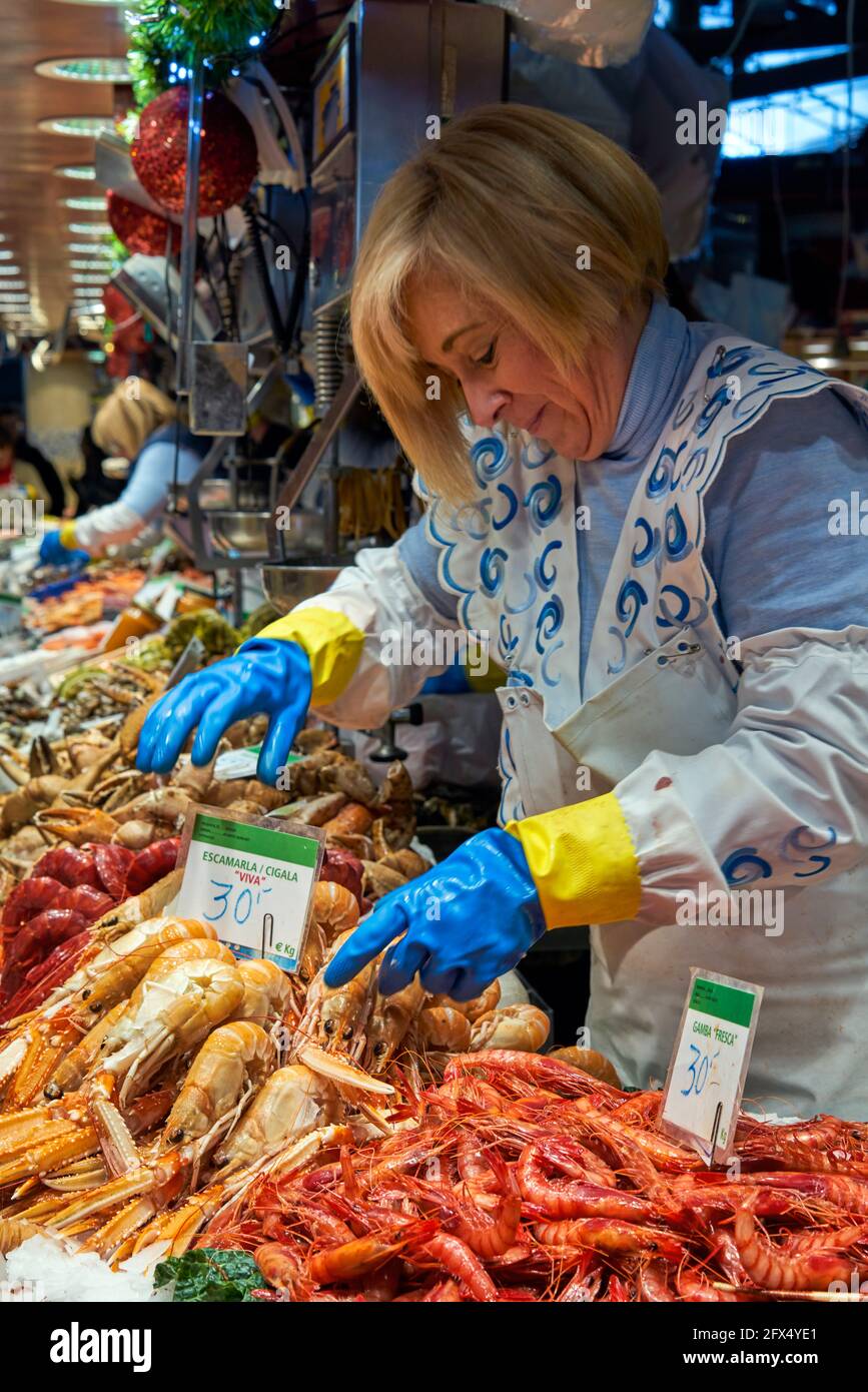 Barcellona. Catalogna. Spagna. Il Mercat de Sant Josep de la Boqueria. Fishmonger Foto Stock