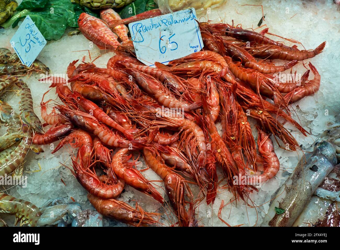 Barcellona. Catalogna. Spagna. Il Mercat de Sant Josep de la Boqueria. Fishmonger Foto Stock