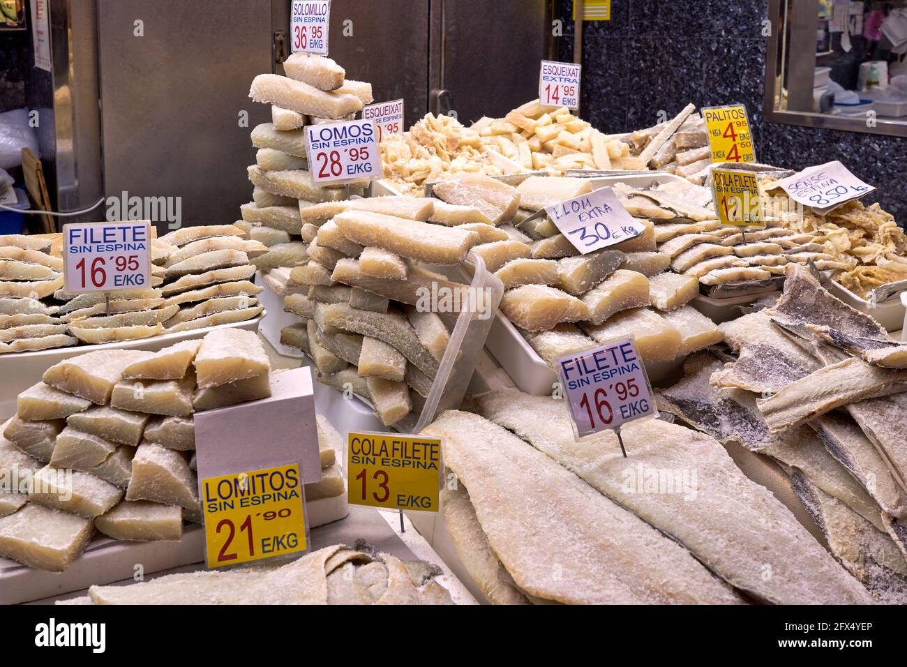 Barcellona. Catalogna. Spagna. Il Mercat de Sant Josep de la Boqueria. Fishmonger Foto Stock