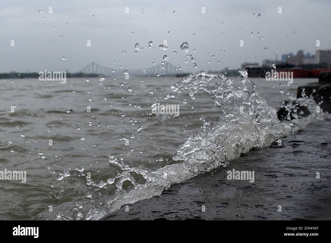 KOLKATA, INDIA - 25 MAGGIO: Onde più forti sul fiume Hoogly vicino al uccello Howrah a causa dell'avvicinarsi del ciclone Yaas il 25 maggio 2021 a Kolkata, India. Ciclone Yaas, che sta scendendo sul Bengala e Odisha dalla baia del Bengala, farà la caduta di terra vicino alla costa di Balasore in Odisha 240 km da Kolkata il 26 maggio mezzogiorno con una velocità del vento tuono di 155kmph-165kmph. Mentre il Bengala eviterà un colpo diretto, molti dei relativi distretti che rientrano nell'area centrale di Yaas sono probabili essere gravemente colpiti. (Foto di Samir Jana/Hindustan Times/Sipa USA) Foto Stock