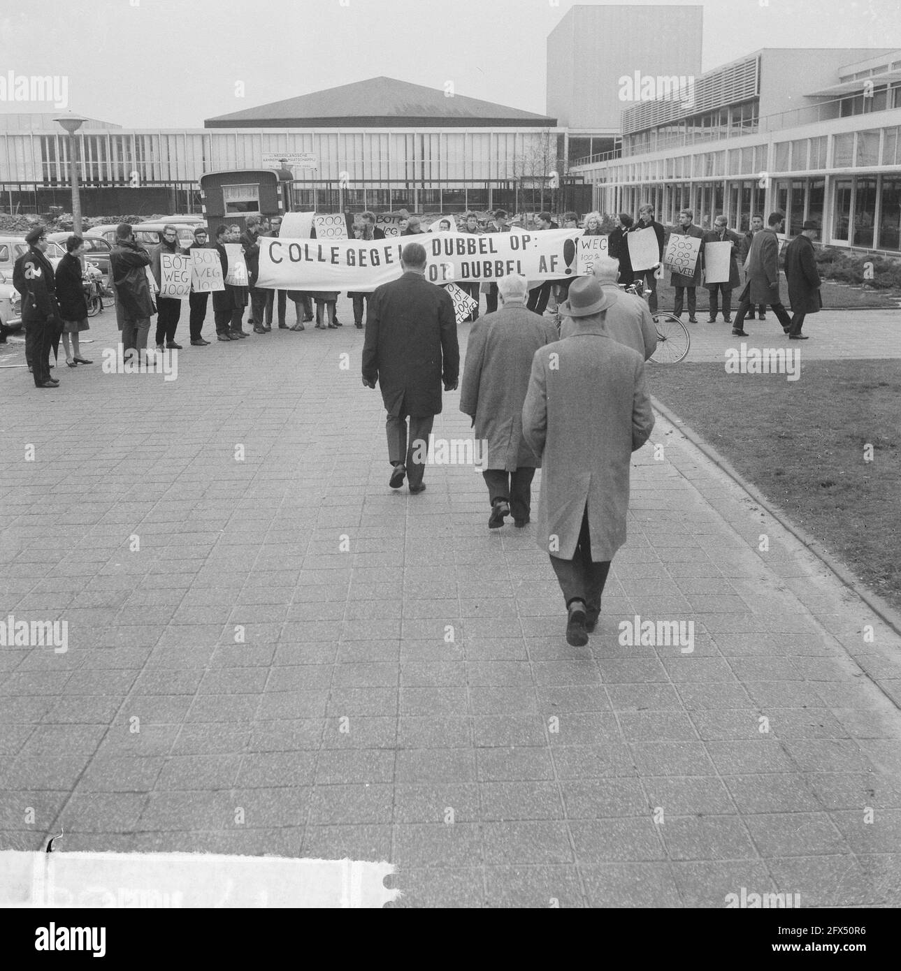 Federazione Organizzazione professioni intellettuali 10° anniversario celebrato in RAI, prima di iniziare gli studenti con banner, 14 novembre 1964, SPANDOEKS, STUDENTI, I Paesi Bassi, foto agenzia stampa del XX secolo, notizie da ricordare, documentario, fotografia storica 1945-1990, storie visive, Storia umana del XX secolo, che cattura momenti nel tempo Foto Stock