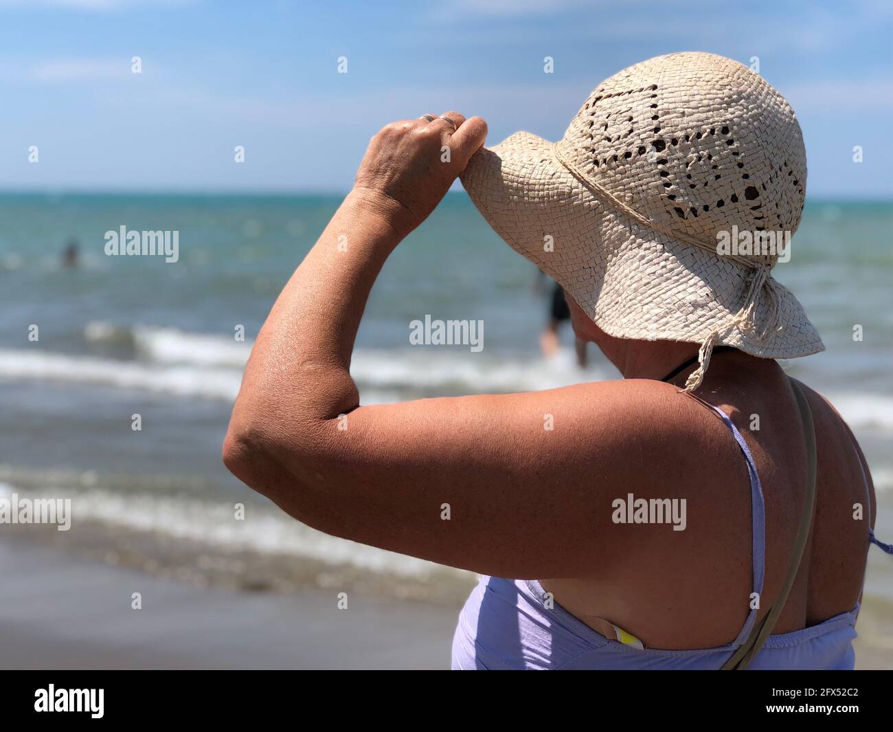 Donna con cappello di paglia che gode lato mare Adriatico, Durres, Albania Foto Stock