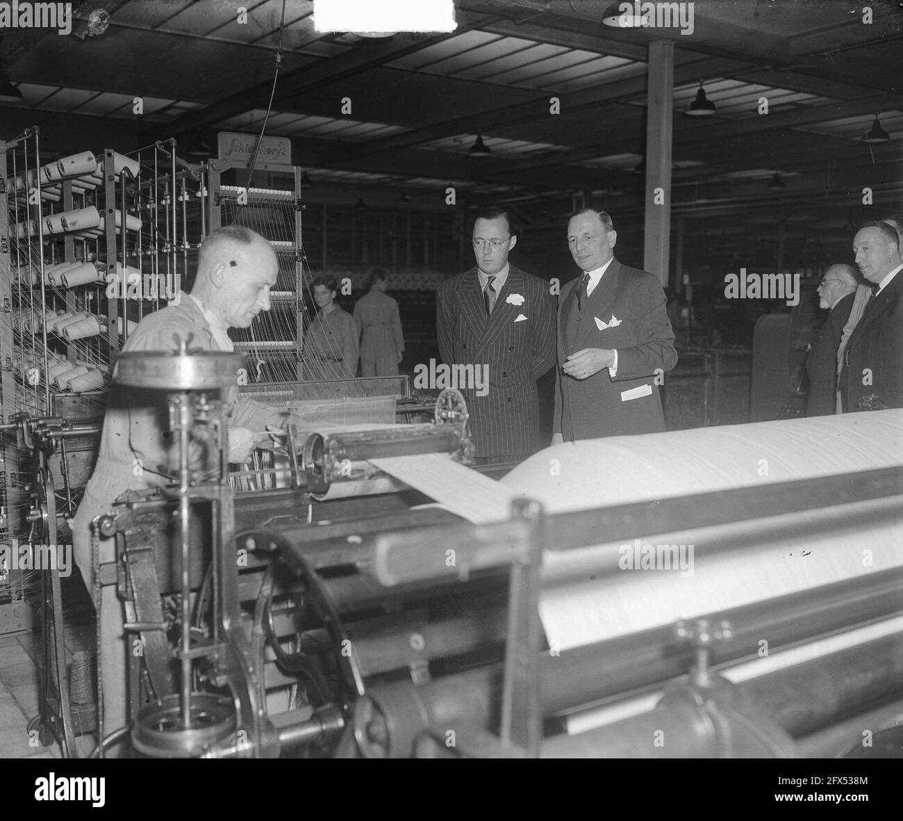 Il principe Bernhard visita la fabbrica di tessuti di lana di Enneking a  Tilburg, 13 novembre 1950, visite, fabbriche, Industria, famiglia reale,  principi, tessili, Paesi Bassi, foto agenzia stampa del xx secolo