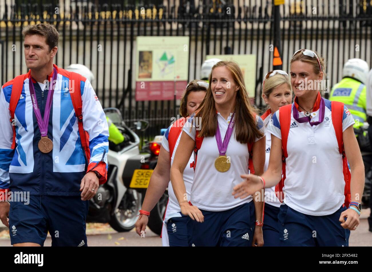 Il team GB Olympians lascia Buckingham Palace dopo la sfilata. Olimpiadi di Londra 2012. Greg Searle, Helen Glover e Heather Stanning con medaglie Foto Stock