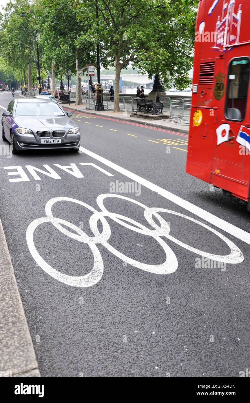 Games Lane, riservato ai veicoli delle Olimpiadi di Londra 2012, su Victoria Embankment, Londra, Regno Unito. Logo Olympic Rings su strada. Infrastrutture di viaggio Foto Stock