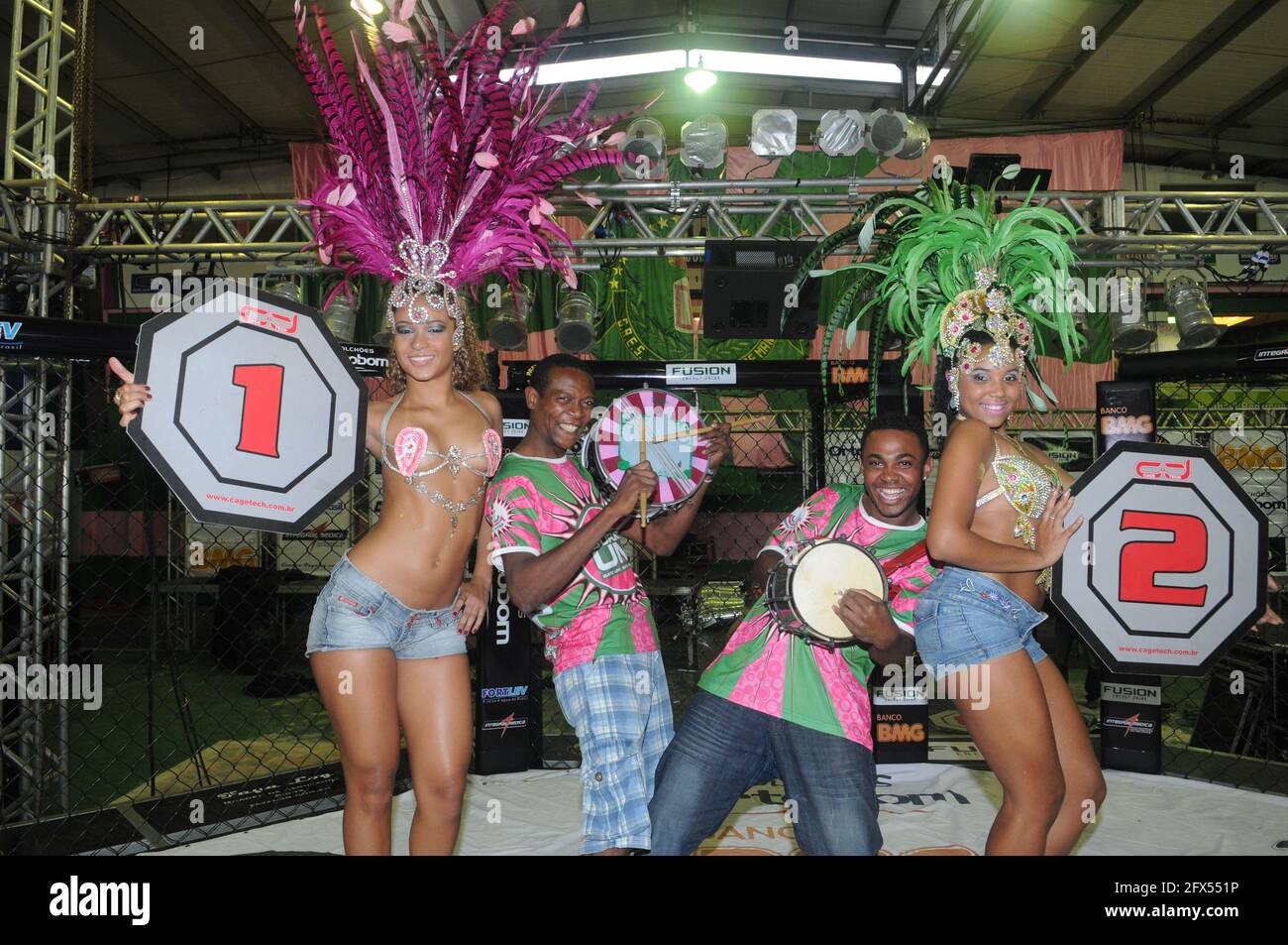 Rio de Janeiro-Brasile 10 aprile 2018. Anello UFC ragazze con costumi di carnevale a Rio de Janeiro Foto Stock