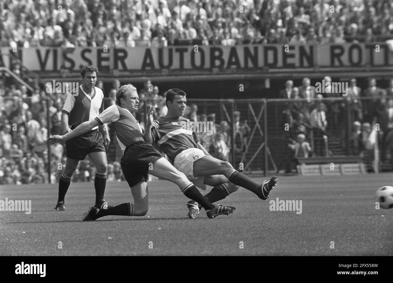 Feyenoord contro GVAV 3-0, n. 2 Geels (centro) in duello. Dietro di lui Hasil, 17 agosto 1969, sport, calcio, Paesi Bassi, foto agenzia stampa del xx secolo, notizie da ricordare, documentario, fotografia storica 1945-1990, storie visive, Storia umana del XX secolo, che cattura momenti nel tempo Foto Stock