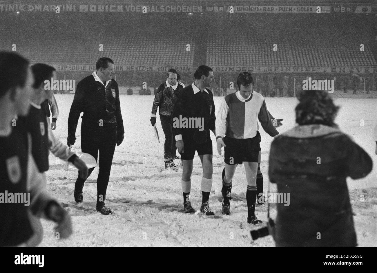 Feyenoord contro GVAV Cup match. I giocatori lasciano il campo, stadio vuoto sullo sfondo, 12 febbraio 1970, sport, calcio, Paesi Bassi, foto agenzia stampa del xx secolo, notizie da ricordare, documentario, fotografia storica 1945-1990, storie visive, Storia umana del XX secolo, che cattura momenti nel tempo Foto Stock