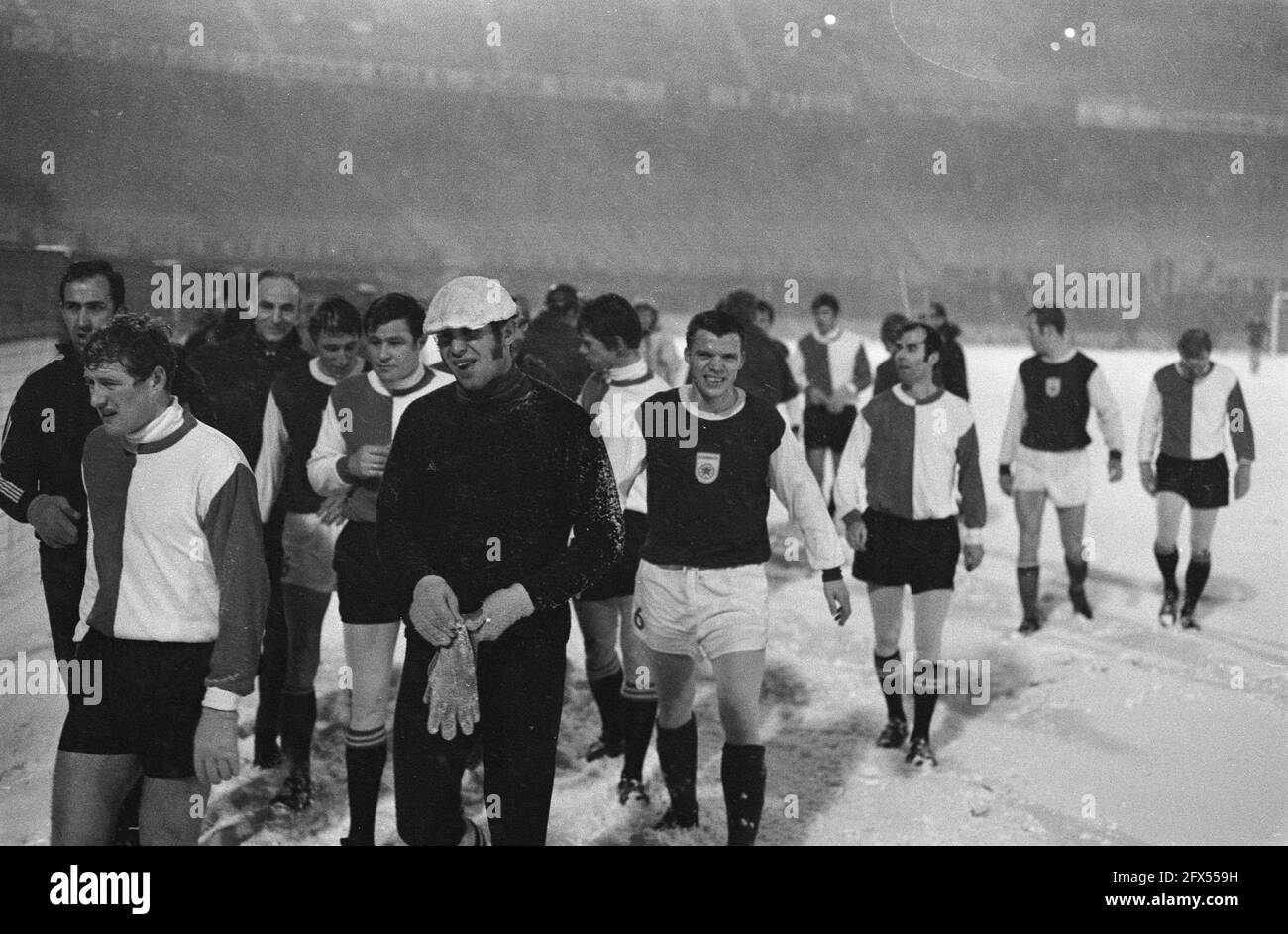 Feyenoord contro GVAV Cup match. I giocatori lasciano il campo, stadio vuoto sullo sfondo, 12 febbraio 1970, sport, calcio, I Paesi Bassi, foto agenzia stampa del XX secolo, notizie da ricordare, documentario, fotografia storica 1945-1990, storie visive, Storia umana del XX secolo, che cattura momenti nel tempo Foto Stock