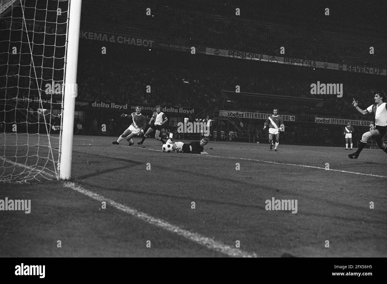 Feyenoord against Radnicki Nis 1-0 UEFA-cup. Jan van Deinsen (l