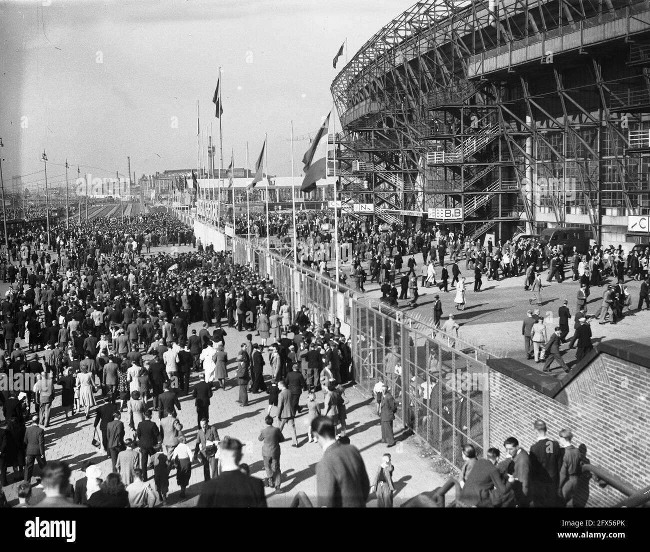 Feyenoord contro Sparta 3-2. Circa quarantamila persone presenti allo stadio De Kuip, 3 ottobre 1947, calcio, Paesi Bassi, foto agenzia stampa del XX secolo, notizie da ricordare, documentario, fotografia storica 1945-1990, storie visive, Storia umana del XX secolo, che cattura momenti nel tempo Foto Stock