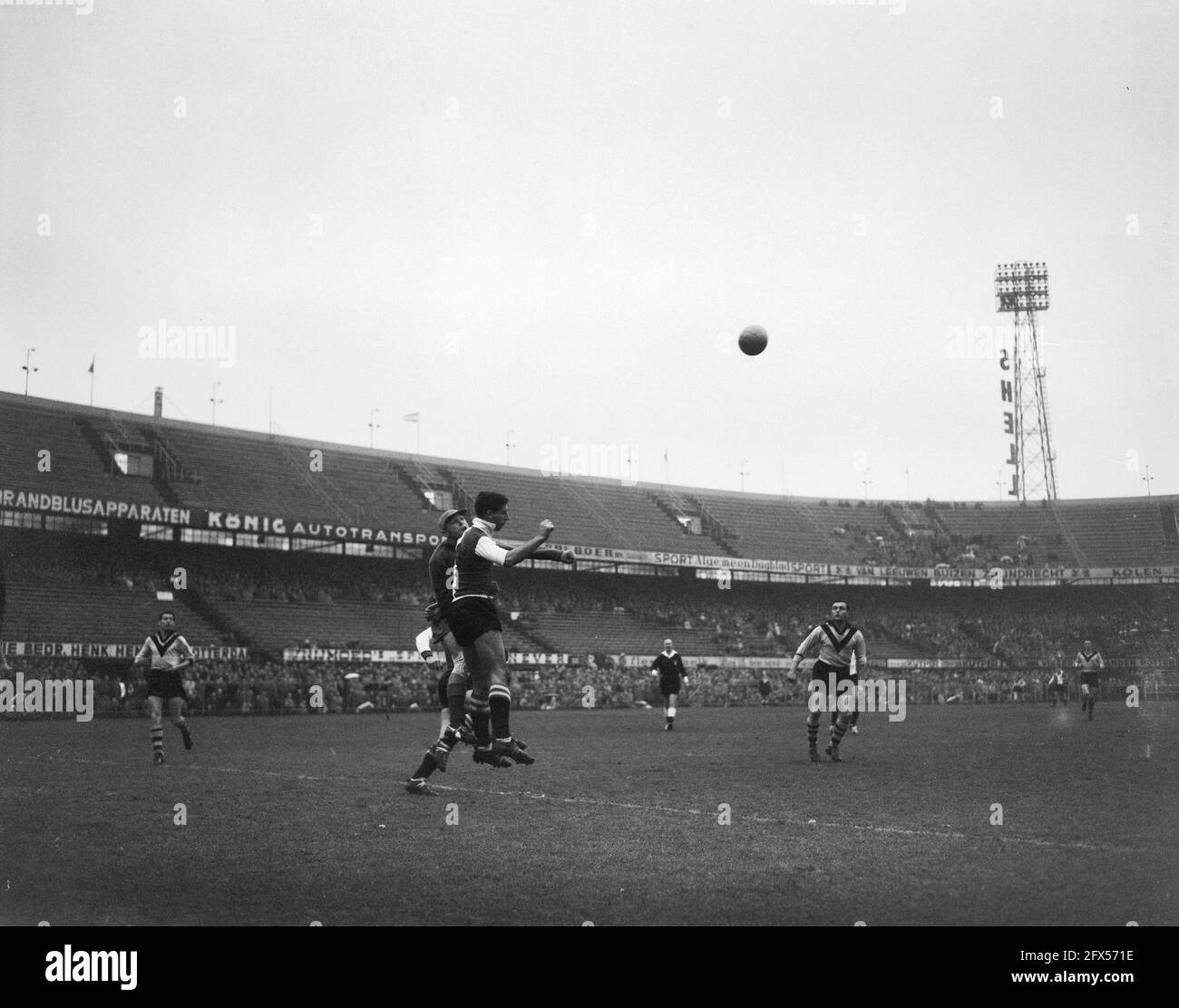 Feyenoord contro VVV. Game Time, 10 dicembre 1961, sport, calcio, I Paesi Bassi, foto agenzia stampa del XX secolo, notizie da ricordare, documentario, fotografia storica 1945-1990, storie visive, Storia umana del XX secolo, che cattura momenti nel tempo Foto Stock