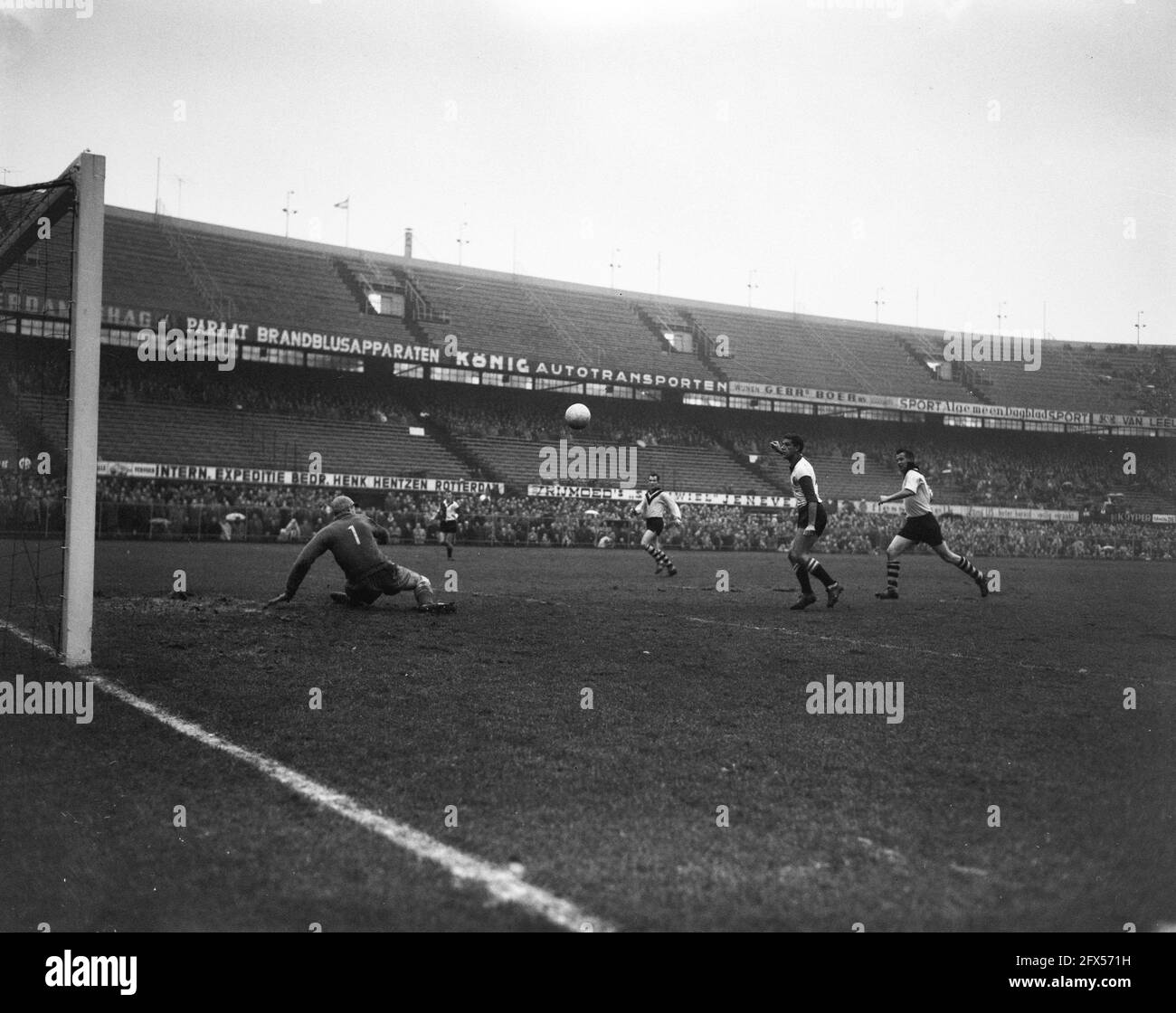 Feyenoord contro VVV. Game Time, 10 dicembre 1961, sport, calcio, I Paesi Bassi, foto agenzia stampa del XX secolo, notizie da ricordare, documentario, fotografia storica 1945-1990, storie visive, Storia umana del XX secolo, che cattura momenti nel tempo Foto Stock