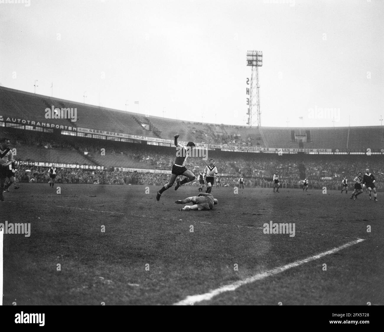 Feyenoord contro VVV. Il portiere Swinels si tuffa su Cor van der Gijp, 10 dicembre 1961, Paesi Bassi, foto dell'agenzia stampa del XX secolo, notizie da ricordare, documentario, fotografia storica 1945-1990, storie visive, Storia umana del XX secolo, che cattura momenti nel tempo Foto Stock