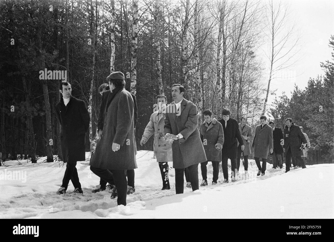 Giocatori di Feyenoord che camminano nella foresta di Varsavia (Polonia), 1 aprile 1970, boschi, passeggiate, I Paesi Bassi, foto agenzia stampa del XX secolo, notizie da ricordare, documentario, fotografia storica 1945-1990, storie visive, Storia umana del XX secolo, che cattura momenti nel tempo Foto Stock