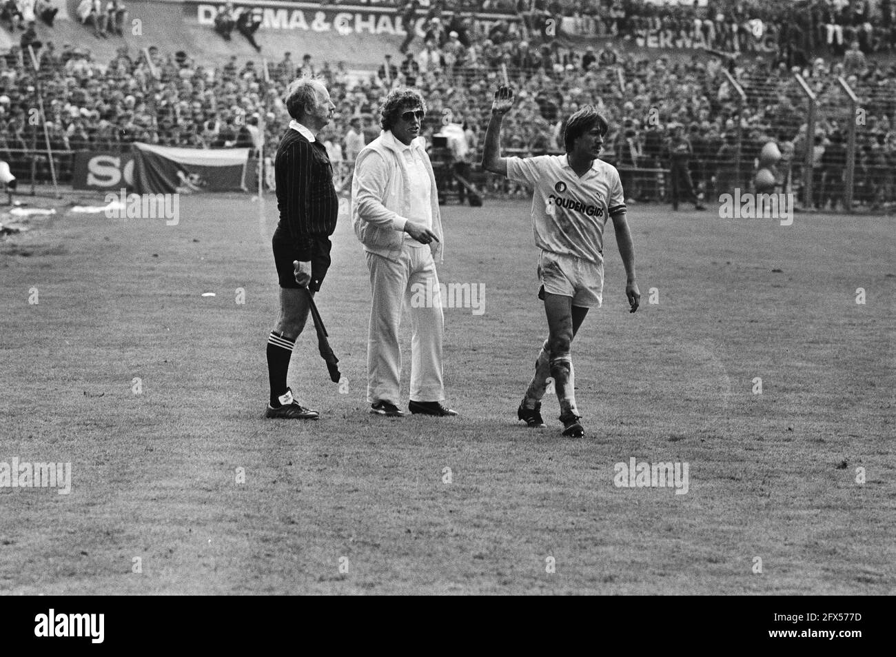 Il capitano di Feyenoord Wijnstekers fa un gesto di lancio al linesman; nel mezzo Feyenoord Attendant Gerard Meijer, 1 maggio 1983, gesti, calcio, Incontri, Paesi Bassi, foto agenzia stampa del XX secolo, notizie da ricordare, documentario, fotografia storica 1945-1990, storie visive, Storia umana del XX secolo, che cattura momenti nel tempo Foto Stock