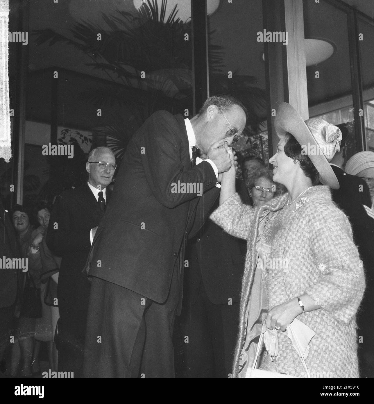 Il principe Bernhard a pranzo alla Camera di Commercio di Amsterdam, il principe Bernhard riceve la principessa Margaret con un bacio di mano, 17 maggio 1965, pranzi, ricevimenti, Paesi Bassi, foto agenzia stampa del xx secolo, notizie da ricordare, documentario, fotografia storica 1945-1990, storie visive, Storia umana del XX secolo, che cattura momenti nel tempo Foto Stock